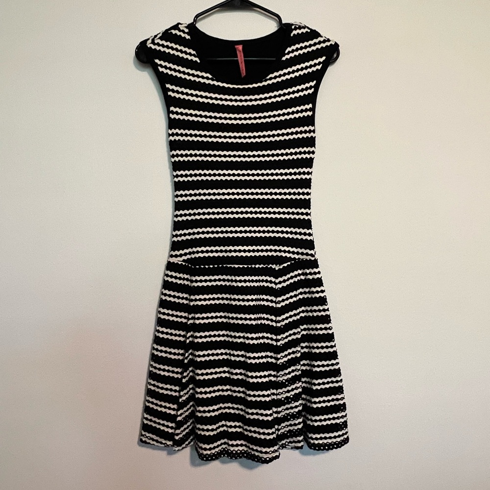 XS black & white drop waist dress